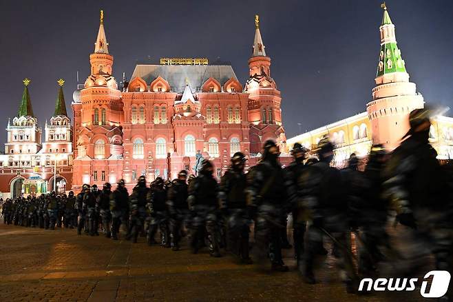 러시아 야권인사 알렉세이 나발니의 판결을 앞두고 모스크바 마네즈나야 광장에 배치된 경찰. © AFP=뉴스1