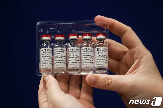 30일(현지시간) 영국 뉴캐슬어폰타인에 있는 백신센터에서 의료진이 아스트라제네카가 개발한 신종 코로나바이러스감염증(코로나19) 백신을 들어 보이고 있다.. © 로이터=뉴스1