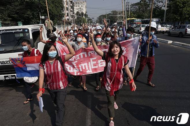 미얀마 최대 도시 양곤에서 6일 군부 타도를 외치는 시위대 © AFP=뉴스1