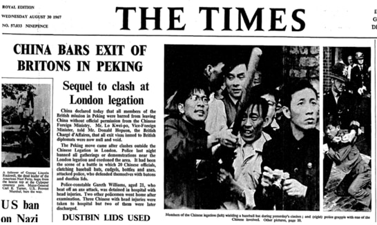 <1967년 8월 30일, 영국의 런던 타임즈 제1면. 1967년 8월 29일 런던의 중국공사관 앞에서 야구방망이를 들고 영국의 경찰과 충돌하는 중국공사관 직원들의 모습. >