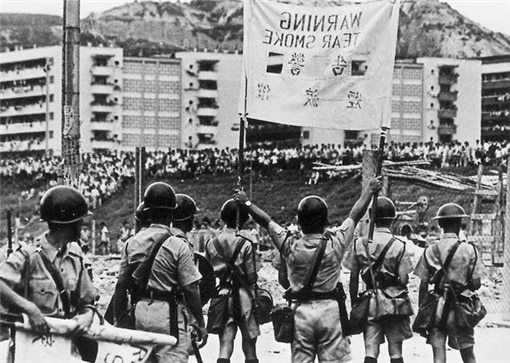 <1967년 여름 홍콩 경찰과 대치하고 있는 친중 시위대. 홍콩 경찰이 시위대를 향해 “최루 연기”를 경고하고 있다. / 공공부문>