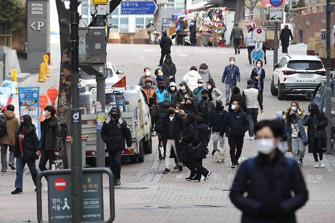 31일 오후 서울 중구 명동을 찾은 시민들이 이동하고 있다. 연합뉴스 제공