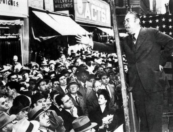1948년 4월, 뉴욕 거리에서 장제스 지원 반대 연설하는 펑위샹. [사진 김명호]