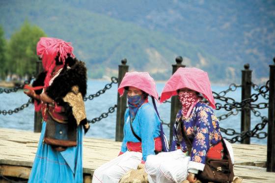 중국 윈난성의 소수민족인 모쒀족의 여성들. 모쒀족 상당수는 여성이 대를 잇는 가모장제를 유지해 오고 있다. [사진 유광석]