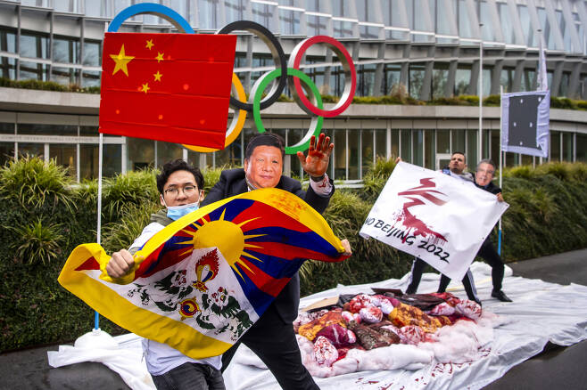 지난 3일(현지시간) 스위스 로잔에 위치한 국제올림픽위원회(IOC) 앞에서 인권단체 회원들이 중국의 티베트 내 인권 탄압을 이유로 2022 베이징 동계올림픽 보이콧을 주장하는 시위를 벌이고 있다. [EPA]