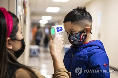 미 시카고의 한 초등학교에서 유치원생이 체온을 체크하고 있다. [AP=연합뉴스 자료사진]