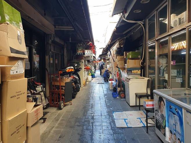 한산한 남대문시장 (서울=연합뉴스) 황윤기 수습기자 = 4일 오전 서울 중구 남대문시장이 한산하다. 2021.2.6 water@yna.co.kr