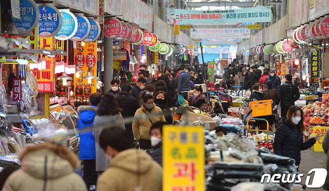 설 명절을 앞둔 마지막 휴일인 7일 경북도내 최대 전통시장인 포항죽도시장 건어물 골목에는 평소 주말과 비슷한 모습을 보이고 있다. 2021.2.7/© 뉴스1 최창호 기자