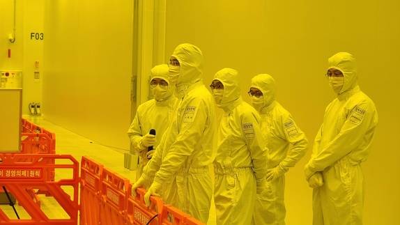 반도체 사업 점검하는 이재용 삼성전자 부회장. /삼성전자 제공