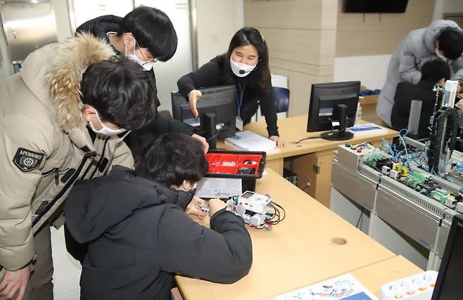 충북공고 학생들이 실습하고 있다.