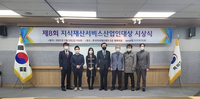 왼쪽부터 이홍일 아이피아이 이사, 강성대 위즈도메인 팀장, 안다영 특허정보원 팀원, 고기석 IP서비스협회 회장, 김진선 다산이이피앤아이 공동대표(박종성 대표 대리수상), 하청일 테크란 대표, 신무연 기율특허법률사무소 대표변리사