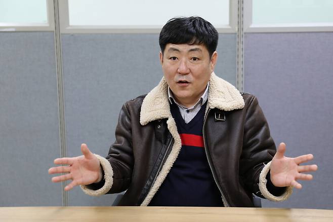 “안 겪어보면 모릅니다. 예를 들면 왜 탈북했느냐는 물음만 가지고 일주일 넘게 조사를 해요. 했던 얘기 또 하게 하면서, 제가 사실대로 얘기하면 ‘말 같은 소리 좀 하라’고 윽박지르죠.” 홍강철씨는 2013년 8월 입국한 뒤 탈북자들을 조사하는 합동신문센터에서 135일 동안 독방에 갇힌 채 조사를 받은 끝에 간첩이라고 허위 자백했다. 그는 1심, 2심에 이어 지난해 연말 대법원에서 무죄 선고를 받았다. 홍씨가 지난달 22일 한겨레신문사에서 간첩으로 조작된 과정에 대해 말하고 있다. 장철규 선임기자 chang21@hani.co.kr