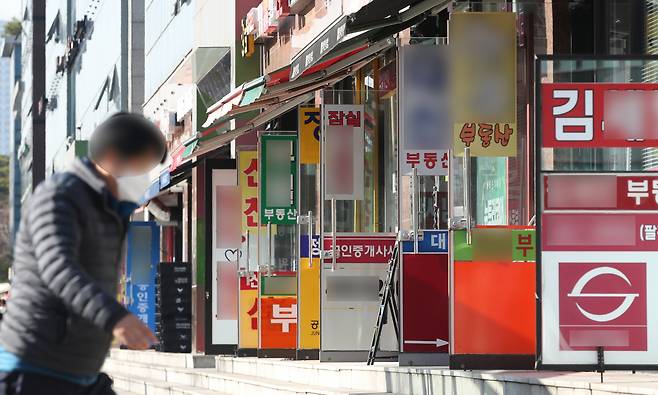 정부가 지난 4일 서울 32만 가구 등 전국에 83만 가구를 공급하는 2·4 공급 대책을 내놨지만, 임대차법 도입 이후 악화된 전세난은 계속 이어질 것이라는 게 부동산 전문가들의 공통된 전망이다. 사진은 서울 송파구의 부동산 중개업소들. [연합]
