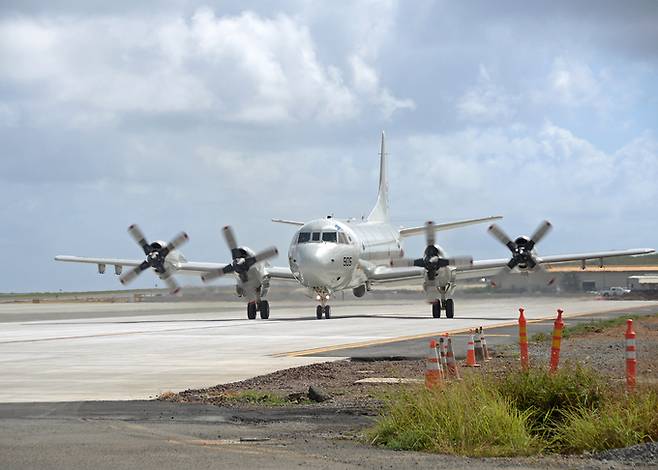 한국 해군 P-3CK 해상초계기가 활주로에서 이륙하고 있다. 세계일보 자료사진