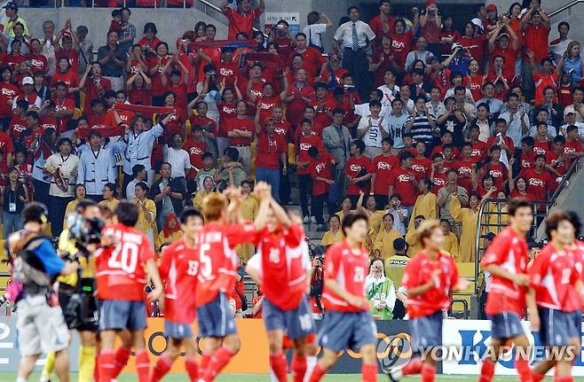 아시아드 주경기장에서 열린 월드컵 축구 48년 만에 첫 승리 환호하는 선수들과 응원단 [연합뉴스 자료사진]