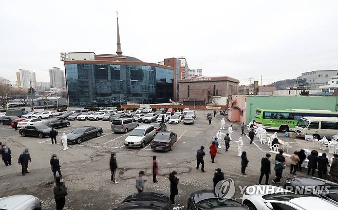 광주 안디옥교회, 자가격리 해제 전 전수 검사 (광주=연합뉴스) 정회성 기자 = 6일 오전 광주 서구 안디옥교회 주차장에 마련된 임시 선별진료소에서 자가격리 중인 교인과 그 가족 등이 격리 해제 전 신종 코로나바이러스 감염증(코로나19) 전수 검사에 참여하고 있다. 2021.2.6 hs@yna.co.kr