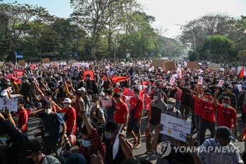 이틀 연속 쿠데타 항의 거리시위가 벌어진 양곤 시내 모습. 2021.2.7 [AFP=연합뉴스]