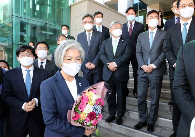 문재인 정부 출범부터 3년 반 넘게 외교부를 이끌어온 강경화 장관이 8일 오후 서울 종로구 외교부 청사를 꽃다발을 안고 떠나고 있다(사진=연합 제공)