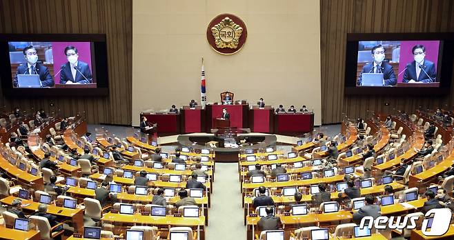 지난 5일 오후 서울 여의도 국회 본회의장에서 열린 제384회국회(임시회) 제5차 본회의에서의 대정부질문 모습. 2021.2.5/뉴스1 © News1 신웅수 기자