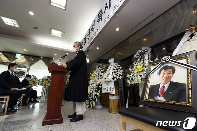 8일 오전 광주 조선대학교병원 장례식장에서 5·18 민주화운동의 진실을 알리는 데 헌신한 고 강신석 목사 장례예배가 진행되고 있다. 2021.2.8/뉴스1 © News1 황희규 기자