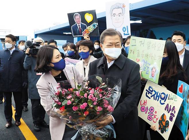 꽃다발 받고 활짝 웃는 문대통령 - 문재인 대통령이 지난 5일 전남 신안군의 한 전통시장을 방문해 전남도청 직원들이 준비한 꽃다발을 전달받고 있다. 도청 직원들은 이날 “사랑합니다” “문재인 너는 사슴, 내 마음을 녹용” “우주미남” 등 문구를 적은 피켓을 들고 문 대통령을 맞았다. /뉴시스