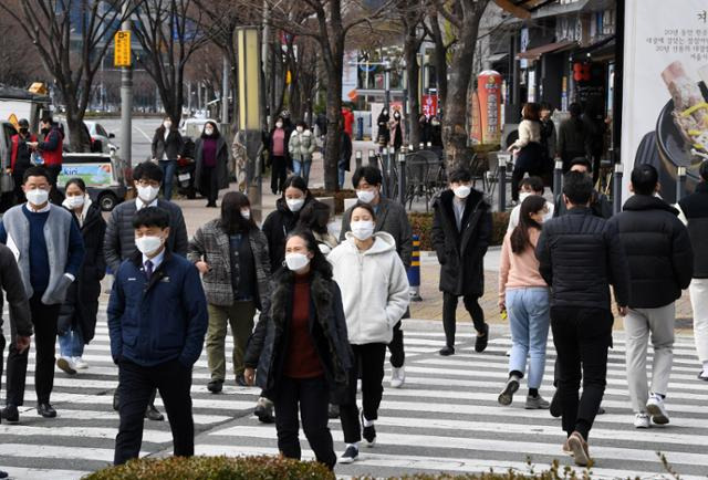 5일 오후 부산시 해운대구 센텀시티에서 직장인들이 횡단보도를 건너고 있다. 부산=홍인기 기자