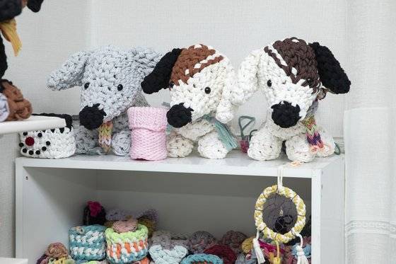 양말목을 활용해 만든 강아지 인형. 인형처럼 입체적인 양말목 공예품을 만들 때는 2~4시간 정도 시간이 소요된다.