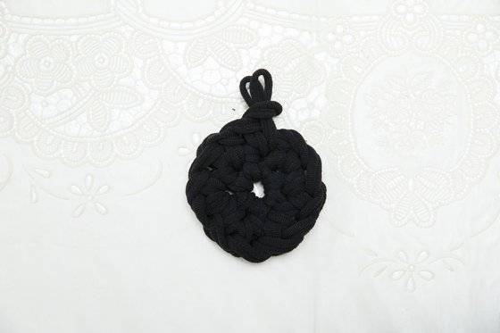 2번 양말목을 한 바퀴 돌린 뒤 3번 양말목으로 같은 과정을 반복하면 작은 꽃 모양이 나온다. 이 작업을 반복해 원하는 크기로 만들면 된다.