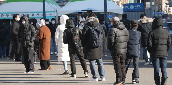 8일 오전 서울역 광장에 마련된 신종 코로나바이러스 감염증(코로나19) 임시선별진료소에서 시민들이 검사를 받기 위해 줄지어 기다리고 있다. 뉴스1