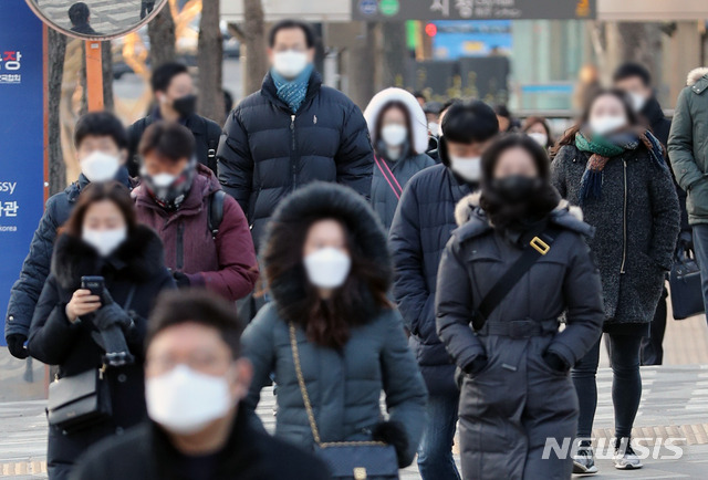 [서울=뉴시스]이윤청 기자 = 봄을 알리는 절기인 입춘에도 추위가 찾아온 지난 3일 오전 서울 시청역 인근에서 시민들이 출근하고 있다. 2021.02.03. radiohead@newsis.com