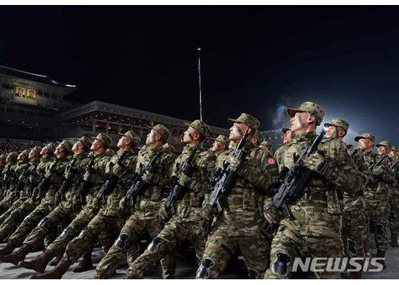 [서울=뉴시스]북한 노동신문은 김정은 국무위원장이 지난 14일 평양 김일성광장에서 열린 조선노동당 제8차 대회 기념 열병식에 참석했다고 15일 보도했다. (사진=노동신문 캡쳐) 2021.01.15. photo@newsis.com