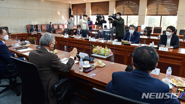 [서울=뉴시스]김병문 기자 = 이인영 통일부장관이 8일 오후 서울 종로구 남북회담본부에서 열린 설 맞이 이산가족 유관기관·단체 차담회에서 발언을 하고 있다. (공동취재사진) 2021.02.08. photo@newsis.com