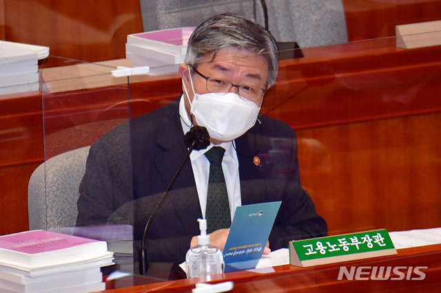 [서울=뉴시스]김선웅 기자 = 이재갑 고용노동부 장관. (사진=뉴시스 DB). photo@newsis.com