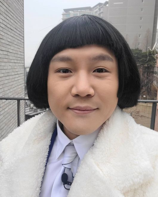 Comedian Jo Se-ho flaunted her hairstyle, which she called for a single-stroke bottle.On the afternoon of the 8th, Jo Se-ho posted a selfie on his personal SNS saying, Do you want to raise...ball? #Jo Se-ho?In the photo, Jo Se-ho is wearing a single hair wig that is combed nicely at a theater program.Jo Se-ho showed off his unique cuteness with his crooked bangs and gave a smile to the viewers.In particular, fans who saw this were opposed to Jo Se-ho raising his head, leaving comments such as No, Stop, and No, but actor Yi Dong-hwi said Yes and gave a pleasant atmosphere.On the other hand, Jo Se-ho is currently appearing on TVN Im in trouble.jo se-ho SNS