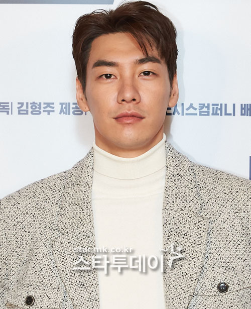 Actor Kim Young-kwang has a photo time at the premiere of the movie Mission Passable at the entrance of Lotte Cinema Counter in Seoul Gwangjin District on the afternoon of the 8th.
