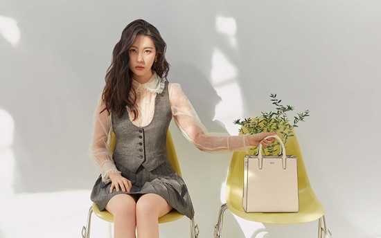 A pictorial match between Singer Sunmi and various bags has been released.Sunmi in the public 2021 S/S fashion pictorials caught the eye with colorful back styling that suits the SS season using a bag.This picture was conducted under the concept of new hope and pleasure in the New Normal era, and it contained the message of calm and hope of the mind through the power of positive energy and healing from nature.Sunmi expressed her daily rest and happiness in the background of nature and sky in the theme of A NEW HOPE; in particular Sunmi boasted a Hwasa visual with a feminine one-piece styling.In addition, unlike the pure atmosphere in the theme, Sunmi showed off her charm with an energetic pose and a lively look.Through this seasons picture, Sunmi showed a picture artisan with a variety of Hwasa yet light colors such as Baby Driver Yellow, Baby Driver Greene, Bird Greene and Sky Blue.After transferring to his agency, Sunmi succeeded in winning three consecutive episodes of Gashina, The Main character and Syren and became a Solo Queen.Sunmi, who captivated the public with its extraordinary stage performance, grip and solid concept, is making a unique move with Sunmi Pop, which firmly captures his own identity.Sunmi, who showed off her alluringness through Porappippam last year, performed various musical activities such as acting as a duet song When We Disco with Park Jin Young.Sunmi has attracted fans attention by announcing that she is preparing for a comeback with the goal of the end of this month.Photo: Makers Entertainment