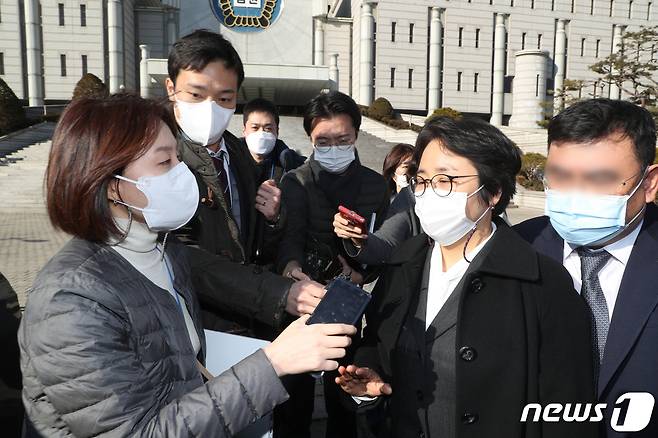 '환경부 블랙리스트' 의혹 기소된 신미숙 전 청와대 균형비서관이 9일 오후 서울 서초구 서울중앙지방법원에서 열린 직권남용권리행사방해등 선고공판을 마치고 청사를 나서고 있다. 이날 신 비서관은 징역 1년 6개월에 집행유예 3년, 함께 기소된 김은경 전 환경부 장관은 징역 2년 6개월을 선고받았다. 2021.2.9/뉴스1 © News1 황기선 기자