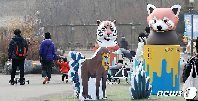 포근한 날씨를 보인 7일 경기도 과천시 서울대공원 동물원에서 시민들이 즐거운 시간을 보내고 있다. 2021.2.7/뉴스1 © News1 박지혜 기자