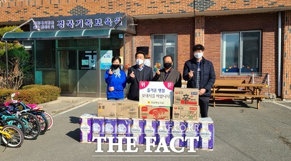 8일 경북도회 조주홍 도의원은 민족 최대 명절 설을 맞아 고향인 영덕군 영해면에 소재하고 있는 아동양육시설인 경북기독보육원를 방문하여 위문품을 전달하고, 코로나 시국에 보육원 운영의 어려움 등을 청취했다./경북도의회제공