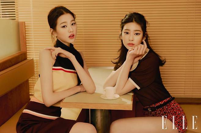 원영이 입은 홀터넥 톱과 핑크 이너 쇼츠, 브라운 미디스커트, 민주가 입은 브라운 톱과 패턴 쇼츠, 벨트, 드롭 이어링은 모두 Miu Miu.