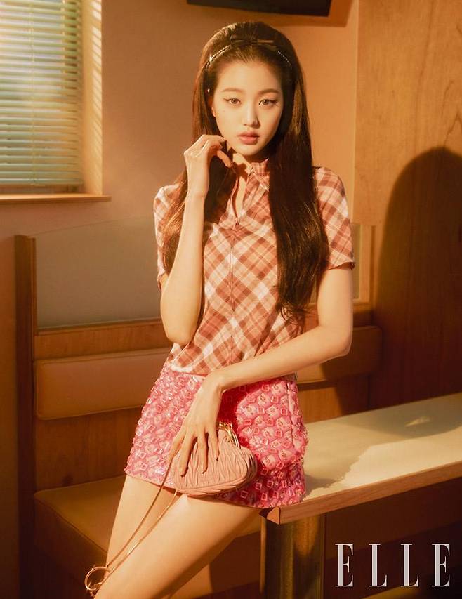 핑크 컬러의 체크 톱과 주얼 장식의 미니스커트, 헤드밴드, 미우 벨 미니 백은 모두 Miu Miu.
