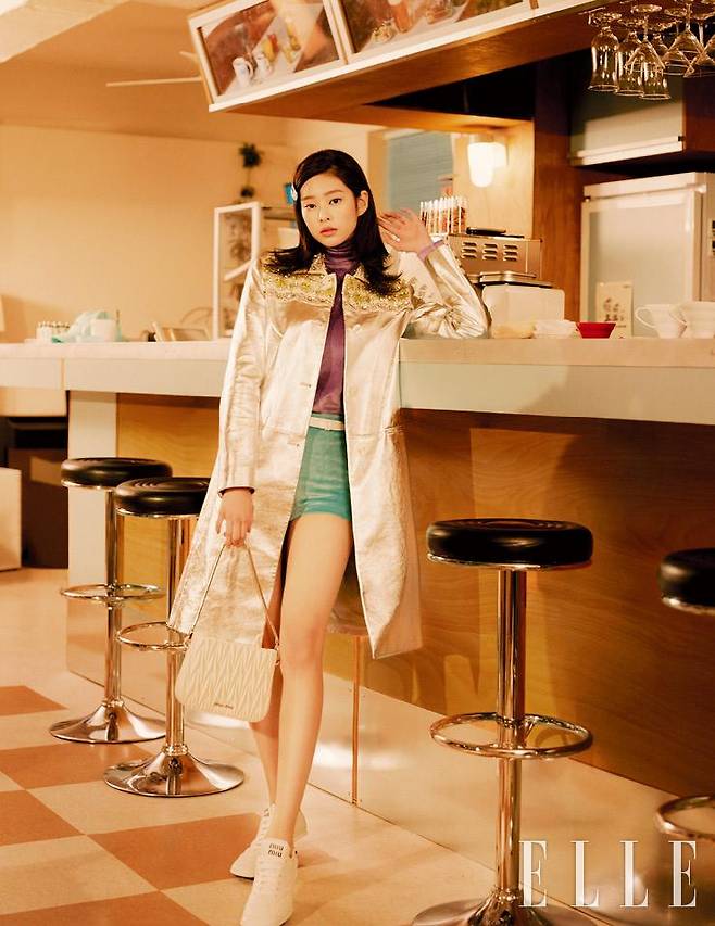 메탈릭한 코트와 퍼플 톱, 그린 쇼츠, 헤어핀, 화이트 마테라세 백, 스니커즈 힐은 모두 Miu Miu.