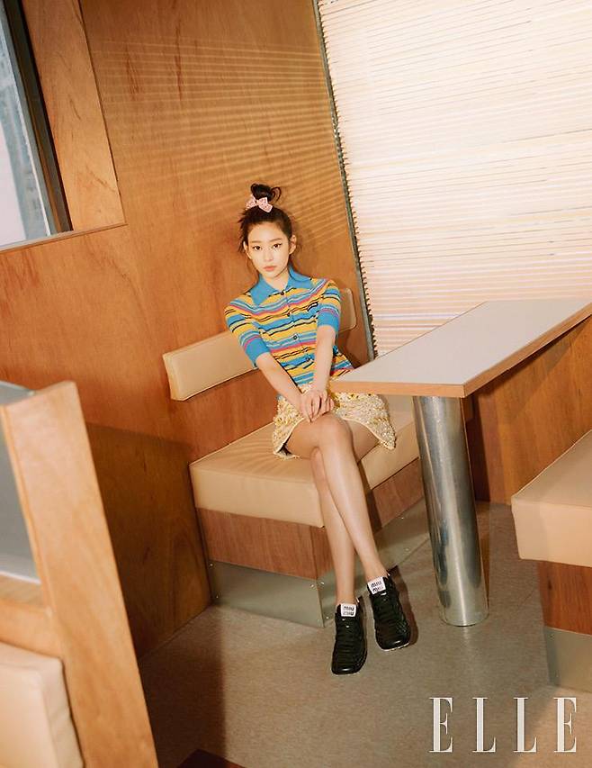 스트라이프 패턴 톱과 주얼 장식 미니스커트, 리본 헤어핀, 블랙 스니커즈 힐은 모두 Miu Miu.