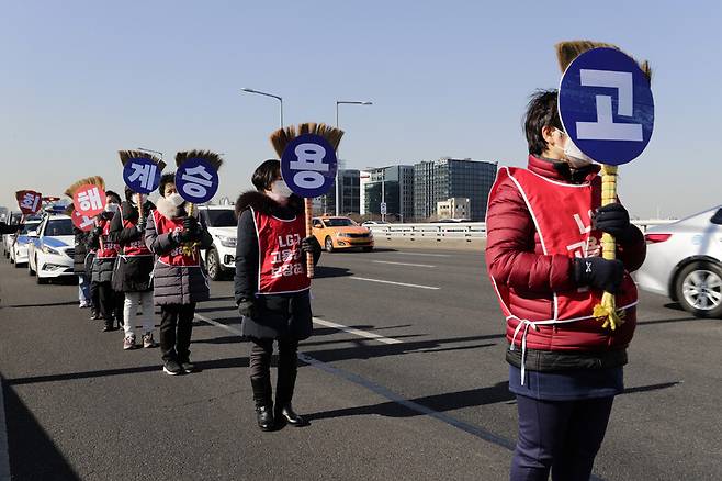 용역업체가 바뀌면서 해고된 엘지(LG)트윈타워 청소노동자들이 9일 오전 여의도에서 비정규직 고용 승계를 요구하며 청와대를 향해 행진하고 있다. 새해 첫날 해고된 청소노동자들은 고용승계를 요구하며 엘지트윈타워 로비에서 56일째 농성을 이어오고 있다. 김명진 기자 littleprince@hani.co.kr