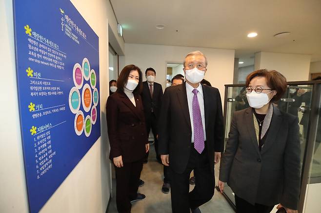 김종인 국민의힘 비상대책위원장이 9일 오후 서울 서대문구에 있는 미혼 한부모 생활시설 애란원을 방문해 현장 간담회를 진행하고 있다. 국민의힘 제공