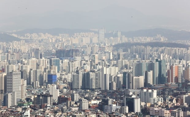 남산에서 바라본 서울이 아파트로 가득 차 있다. /연합뉴스