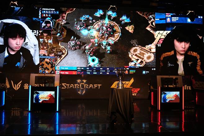 Afreeca Freecs StarCraft 2 Protoss player Cho “Trap” Sung-ho (left) plays against his opponent at the grand final of the 2021 AfreecaTV GSL Super Tournament 1. (AfreecaTV)