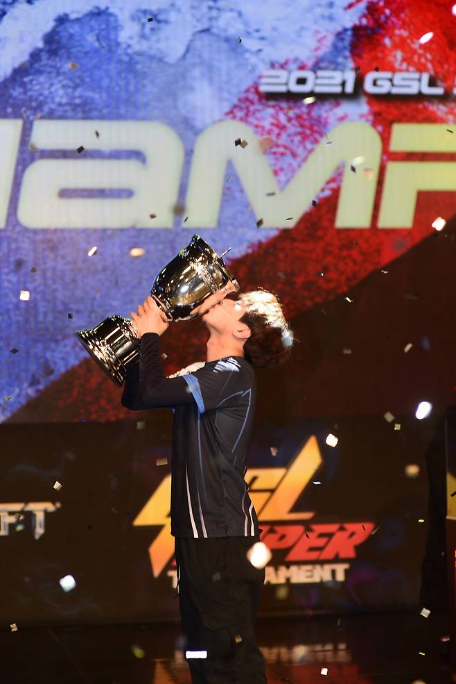 Afreeca Freecs StarCraft 2 Protoss player Cho “Trap” Sung-ho hold up his trophy after winning 2021 AfreecaTV GSL Super Tournament 1. (AfreecaTV)