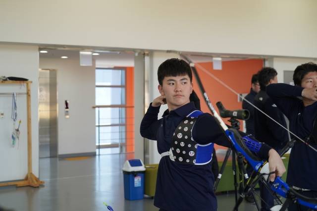 김제덕이 8일 진천 국가대표선수촌에서 훈련 중 활을 쏜 뒤 표적지를 바라보고 있다.  대한양궁협회 제공