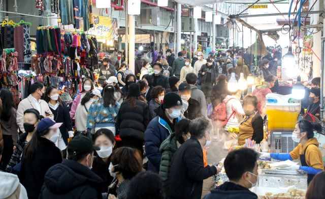 제주시민속오일시장에 몰린 인파. 뉴시스